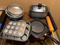 Overview of cooker, bakeware pans, grill pan and rolling pin