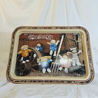 Front view of entire tray showing graphic and border