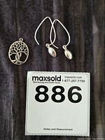 Pendant and earrings overview with lot number