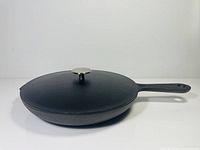 Side profile of cast iron pan with lid on