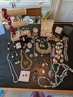 overview of all jewellery pieces and hanger