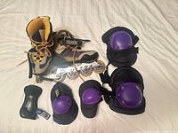Overview of skates with all protective gear pieces