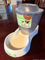 Automatic pet feeder showing bowl and 3 L reservoir
