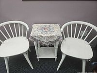 overview of two chairs and side table