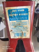 close-up of capacity label on jack stand 4000 lb / 1814 kg
