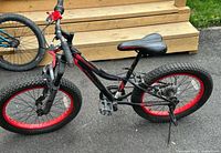 Full side view showing overall bicycle, frame, wheels, and components