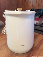 Front view of Keenray warmer with lid and cord