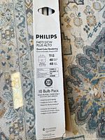 Box front showing Philips F40T12/CW Plus Alto labeling and specifications