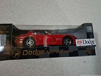Front window box showing red Dodge Viper RT/10 model and 1:32 scale marking