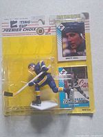 Front view sealed Brett Hull figure with two cards