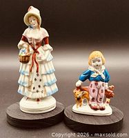 Front view of both porcelain figurines