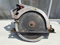 Left side view showing full saw, blade, handle and Makita logo