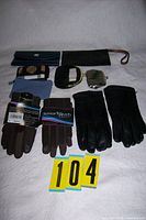 Overview of gloves, wallet, purses and coin purses