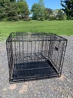 Wire crate assembled showing structure and tray