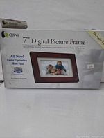 Front of sealed box showing Giinii 7" Digital Picture Frame