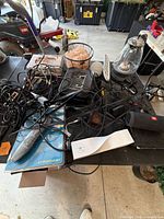 Overview of table with JBL speaker, Echo Dot, salt basket, lamp, cables