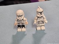 Front view of both clone trooper minifigures