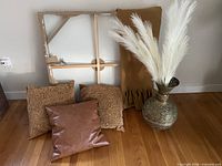 Entire lot: pillows, throw, metal vase with pampas