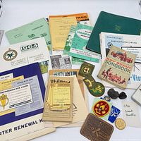 Overview of assorted BSA booklets, patches, pins