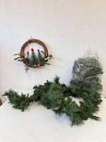 Garland coiled and wreath hanging, full set overview