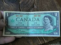 Obverse side showing denomination, Queen Elizabeth II portrait