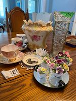 Overview of all porcelain, bone china and glass items on table