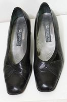 Top view of both shoes showing uppers, insole branding 'Confort'