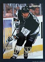 Front of Fleer ’95 Headliner card featuring Wayne Gretzky skating in black jersey