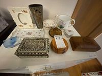 Overview of all decorative porcelain, glass, and wooden items on tabletop