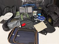 Overview of all travel organizers, packing cubes, toiletry bags and pouches spread out