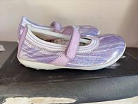 Left side profile of shoe pair on box