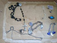 Overview of all jewellery pieces in lot inside box