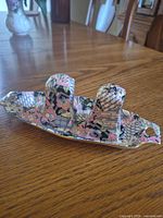 Full view of tray with both shakers in Quilt pattern