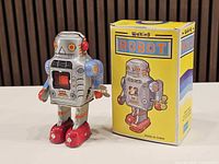 robot and box front view