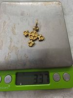 Pendant on scale showing 3.37 g