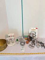 Overview of entire lot on table