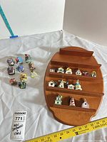 overview of stand and loose mini birdhouses with measuring tapes