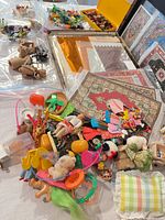 Overview of rugs, ornaments and assorted miniatures