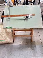 Top view showing laminate surface and parallel arm