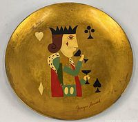 Full view of round gold plate with king motif