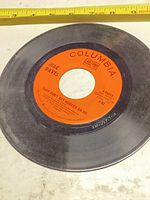 Side A label showing artist Mac Davis, song Baby Don’t Get Hooked on Me, Columbia logo