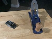 Record #4 bench plane and small block plane on tabletop