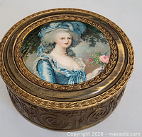Top view showing Marie Antoinette portrait inset, laurel border