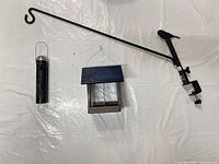 Overall view of pole, tube feeder and platform feeder