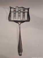 Front view of entire silver plated cake/pastry server