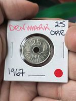 Coin in flip, reverse side showing 25 ØRE DANMARK and wheat ears