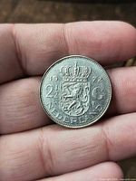 Reverse of 1972 2½ Gulden coin showing crowned coat of arms and denomination
