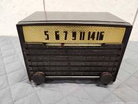 Front view showing tuning scale, grille, knobs