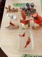 Overview of all bird figurines on table