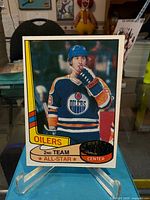 Front view of 1980 Topps Wayne Gretzky card on stand